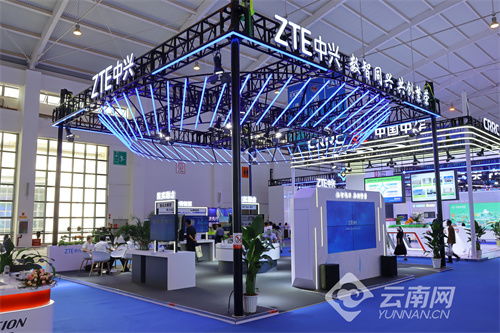 中兴通讯裸眼3D平板与手机亮相制造业馆 数智化创新成果引领通信技术新纪元